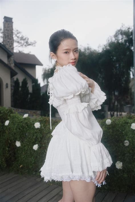 Làm ca sĩ hot girl Linh Ka liên tiếp nhận lời chê bai