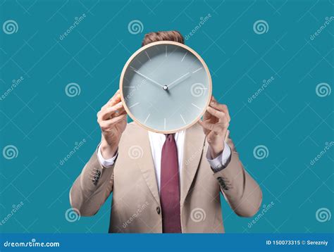 Hombre De Negocios Con El Reloj En Fondo Del Color Concepto De La Gesti