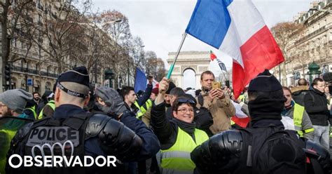 Centenas De Coletes Amarelos Manifestam Se Em Paris Pelo S Bado