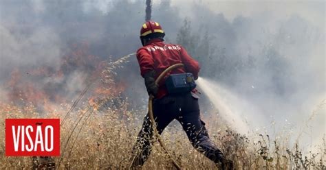 Visão Mais de 80 operacionais e quatro meios aéreos combatem fogo em