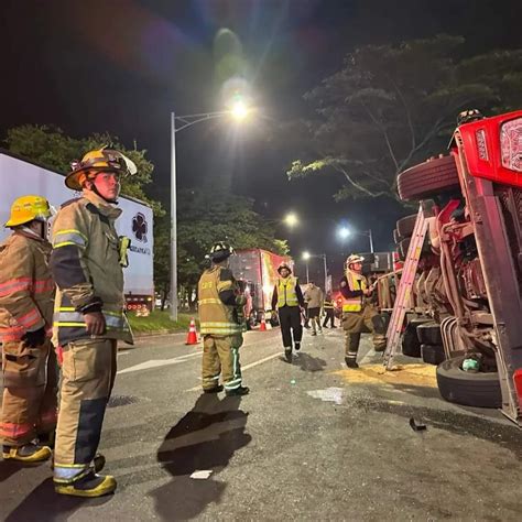 Accidente De Tr Nsito Medell N Hoy Tractomula Se Llev Un Carro Y Se Volc