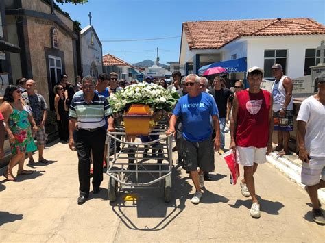 Corpo de jovem que morreu ao tentar proteger mãe é enterrado na Zona