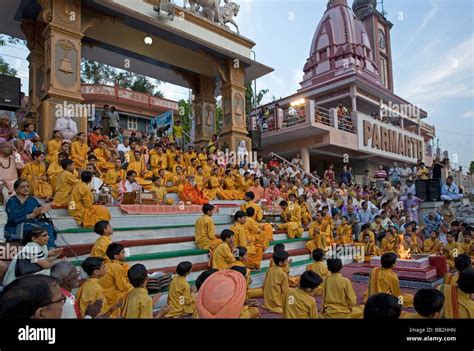 Ganga Aarti Ceremonia Triveni Ghat Rishikesh Uttarakhand La India