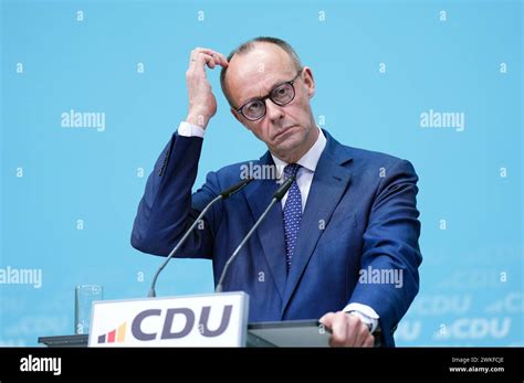 Friedrich Merz Bei Einer Pressekonferenz Nach Der