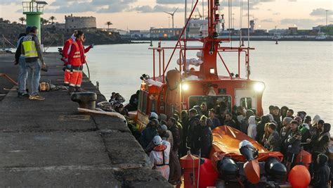 Mais de 200 migrantes resgatados nas ilhas Canárias Observador