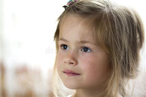 Portrait De Fille D enfant Peu Assez En Bas âge Avec Les Yeux Gris Et D