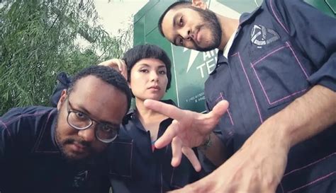 momen kebersamaan anggota grup vokal dekat bak keluarga foto