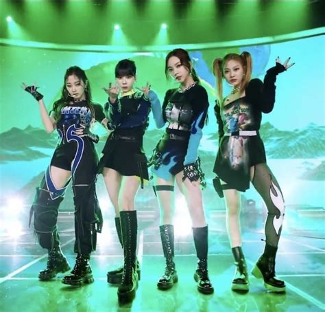 Pin By Soulie On Green Korean Outfits Kpop Kpop Concert Outfit Kpop