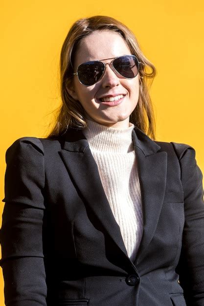 Mujer Empresaria Ejecutiva Con Chaqueta Negra Y Su Ter De Lana Y Gafas