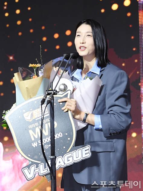 만장일치 5번째 Mvp 김연경 현역 연장 의지 밝혀다른 구단과도 협상 중 네이트 스포츠