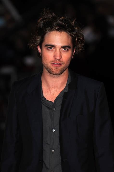 October 30: 'Twilight' Premiere - 2008-RP1030 048 - Pattinson Point