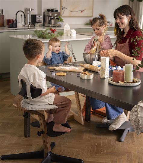 Verstellbare Hochstühle für Babys ab der Geburt | Stokke® Nomi®