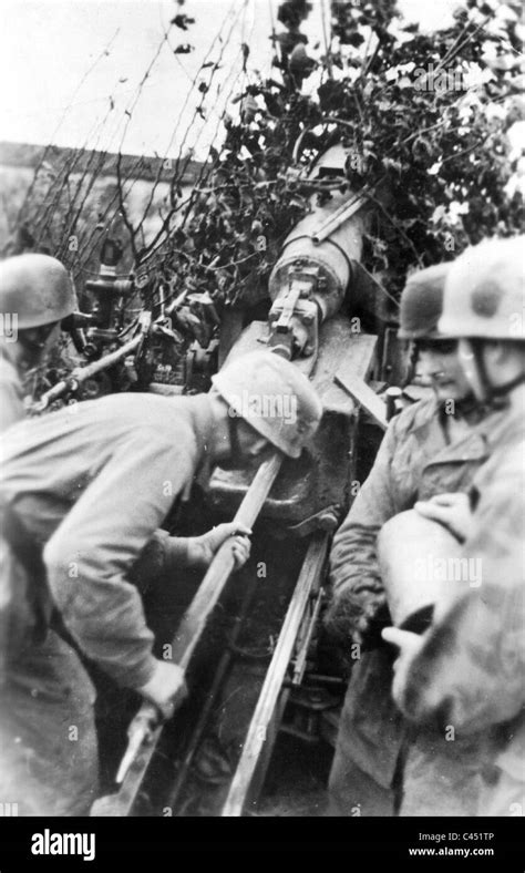 German Paratroopers Load An Artillery Gun In Italy 1944 Stock Photo