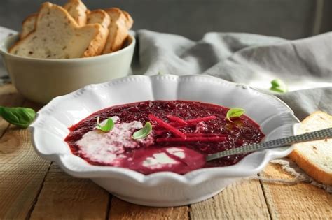 Sopa De Beterraba Deliciosa Creme Azedo E Folhas De Manjeric O Na