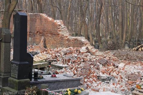 Katastrofa na Powązkach Zniszczony mur i 70 grobów