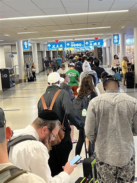 Hundreds in line at Charlotte hub. 4 customer service desk agents. : r
