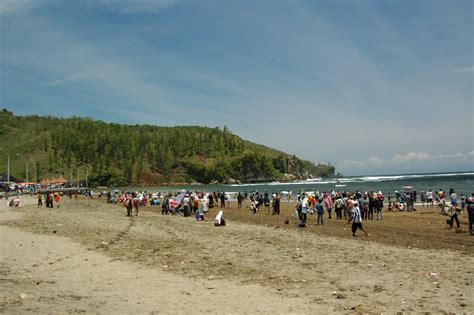 Wisata Religi Dunia Pantai Ayah Kebumen