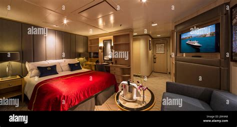 Queen mary 2 interior hi-res stock photography and images - Alamy