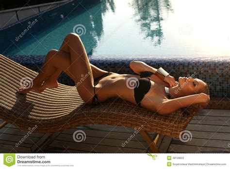 Sexy Meisje Met Blond Haar In Bikini Het Stellen Naast Een Zwembad Stock Foto Image Of Luxe