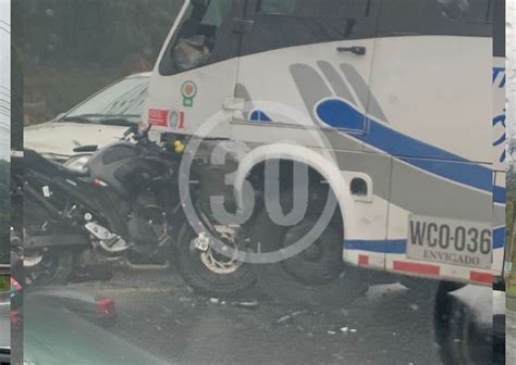 Fotos ¡pilas Con El Piso Mojado Accidente En La Vía Al Aeropuerto De