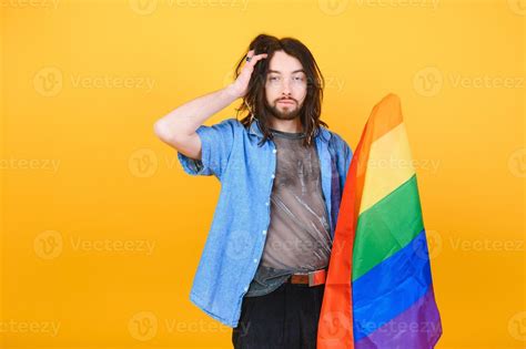 Gay Hombre Sostener Arco Iris A Rayas Bandera Aislado En De Colores Antecedentes Estudio Retrato