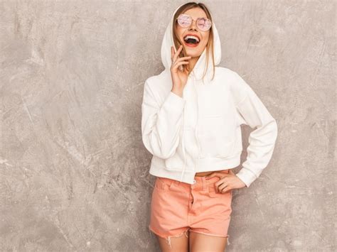 Portrait De Jeune Belle Fille Souriante Dans Des Vêtements De Sport Dété à La Mode Sexy Femme