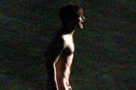 Daniel Radcliffe complètement nu dans la mer dans les coulisses Fit