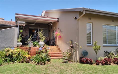 3 Bedroom Townhouse For Sale In Wilro Park RE MAX Of Southern Africa