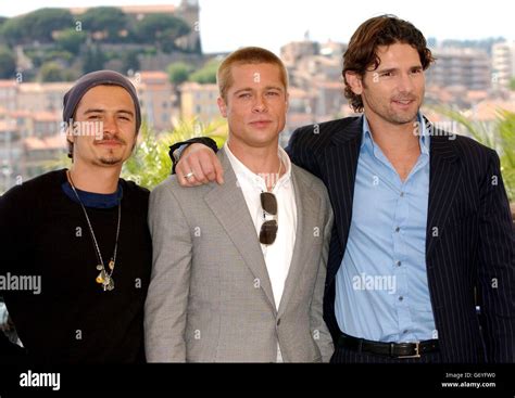 De Izquierda A Derecha Los Actores Orlando Bloom Brad Pitt Y Eric