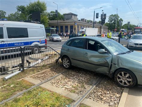 Wypadek na Grochowskiej w Warszawie Auto zablokowało ruch tramwajowy