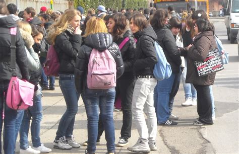 Scuole Superiori Chiuse Studenti A Casa Anche Domani