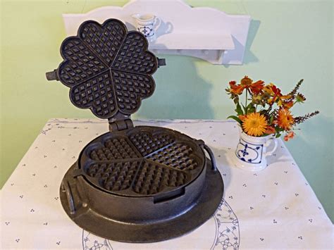 Altes Waffeleisen Aus Gusseisen Aus Omas Küche Old Cast Iron Waffle Iron From Grandmas Kitchen