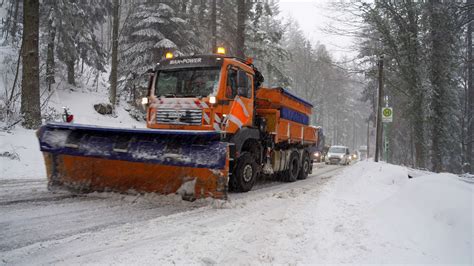 Schnee Sorgt F R Staus Und Unf Lle In Hessen