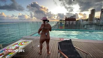 Bailando En Micro Bikini En La Piscina Del Hotel XVIDEOS