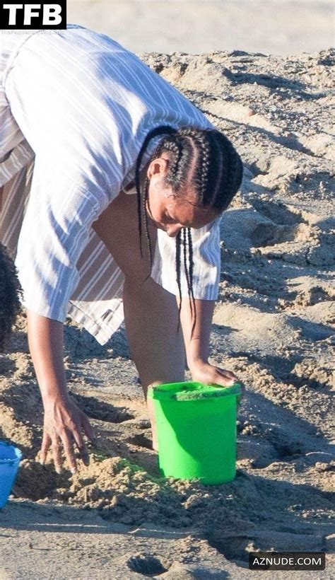 Alicia Keys Sexy Seen Flaunting Her Hot Bikini Body At The Beach In