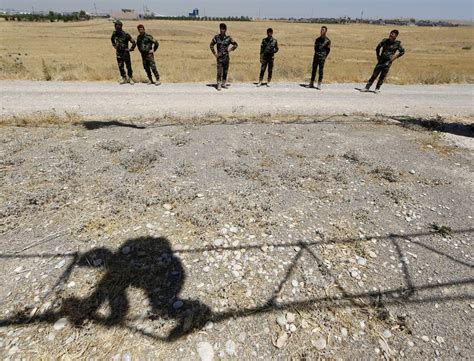 Iraqi Kurdish fighters receive training