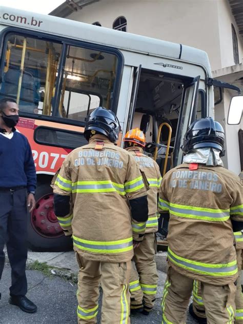 Nibus Fica Sem Freio Em Ladeira E Bate Em Muro De Casa Em Petr Polis