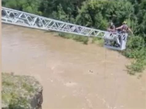 Natisone In Un Video Il Tentativo Disperato Di Un Vigile Del Fuoco Per