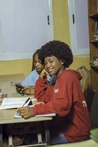 Une Jeune Fille Dans Une Salle De Classe Entrain D Crire Banque D