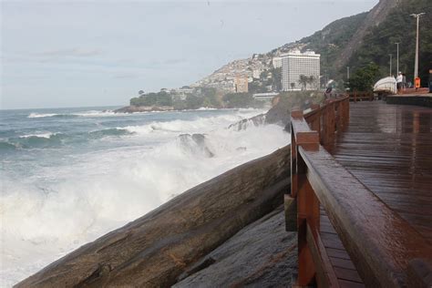 Ondas invadem calçadão em praia da Zona Sul Rio de Janeiro O Dia