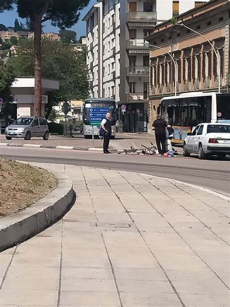 Certa Stampa CORSIE CICLABILI PERICOLOSE E INCOMPLETE DONNA IN BICI