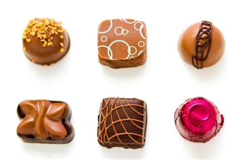 Assortiment de bonbons au chocolat gourmands de différentes formes et