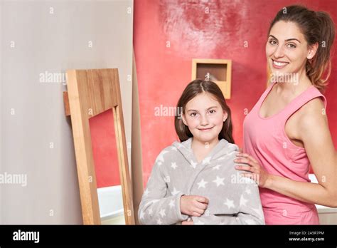 Kinder Badewanne Mit Mutter Fotos Und Bildmaterial In Hoher Auflösung