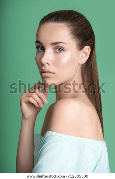 Portrait Beauty Model Natural Nude Make Stok Fotoğrafı 712585300