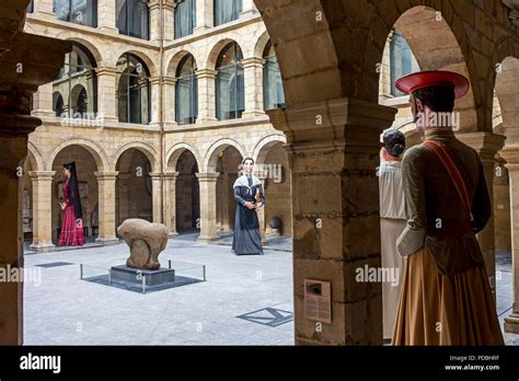 Mikeldi Y Gigantes En Patio De Euskal Museoa Basque Museum Museo