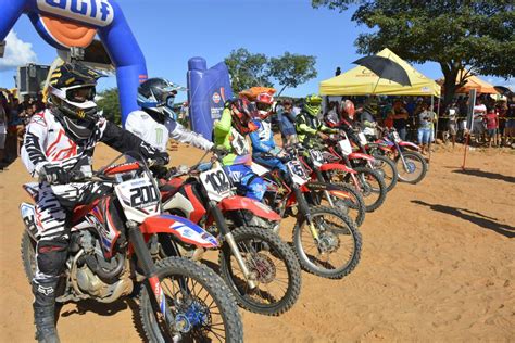 Motocross atrai mais de 80 competidores e reúne grande público Oeiras