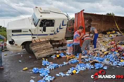 Carreta Carregada De Refrigerantes E Cervejas Tomba Na BR 364 Comando 190