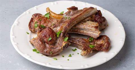 Costillas de ternasco al horno con patatas Un clásico de la cocina