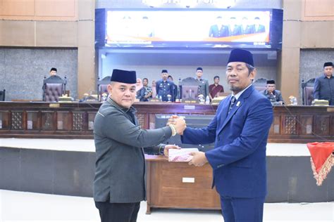 Hari Ketiga Menjabat PJ Bupati Sinjai Serahkan Ranperda Perubahan APBD