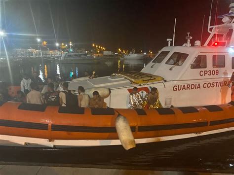 Migranti Nuovo Sbarco A Roccella Arrivati In 41